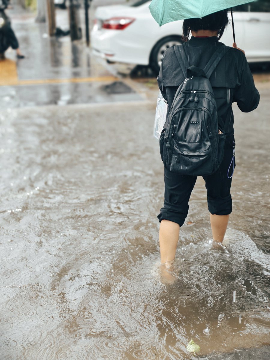 cokefresh's tweet photo. ฝนตกน้ำท่วม รอระบาย ช่วง บางซ่อน ถนนประชาชื่น มุ่งหน้าแยกประชานุกูล มีเจ้าหน้าเทศกิจ ออกมาสังเกตการณ์และช่วยเหลือ  @js100radio https://t.co/T18qThOq58