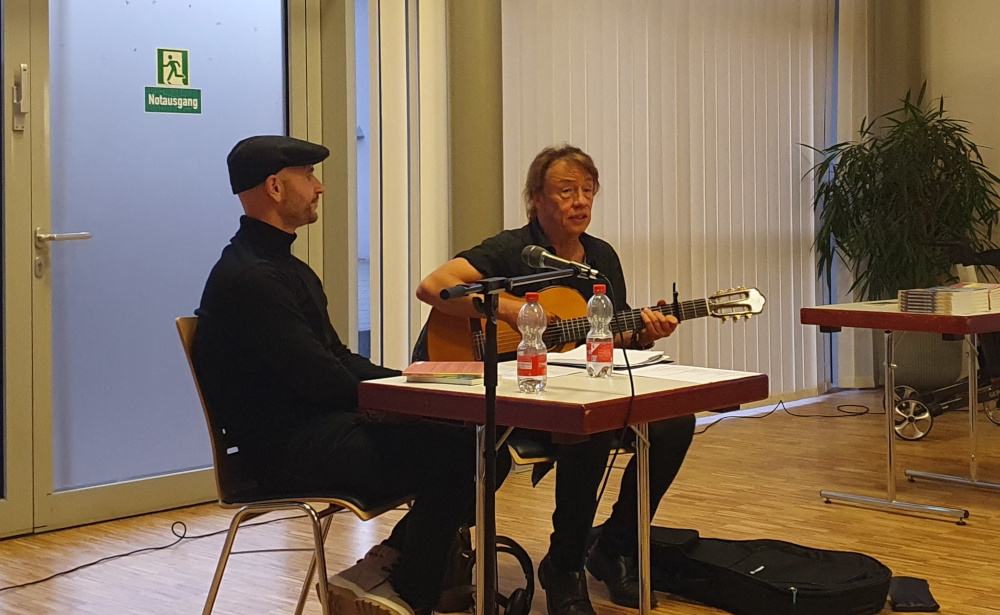 maerkischOHV's tweet photo. Lieder, Gedichte und Bilder zur Krisenzeit

Corona, Frieden und Menschlichkeit waren die Themen, die den gestrigen Abend dominierten. Getragen von einer herausragenden Akustik im großen Saal des Bürgerzentrums Oranienburg erfüllten Rezitation, Gesang und Gitarrenspiel nicht nur den Raum sondern auch die Herzen des Publikums.
Neben Autor Eugen Zentner und Sänger Karsten Troyke zeigte Heike Franziska Bartsch ihre Werke und beantwortete bereitwillig jede Frage interessierter Teilnehmer.
Herzlichen Dank an alle drei Künstler für den wundervollen Abend.

BF/Jan Müggenburg