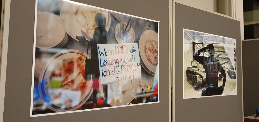 maerkischOHV's tweet photo. Lieder, Gedichte und Bilder zur Krisenzeit

Corona, Frieden und Menschlichkeit waren die Themen, die den gestrigen Abend dominierten. Getragen von einer herausragenden Akustik im großen Saal des Bürgerzentrums Oranienburg erfüllten Rezitation, Gesang und Gitarrenspiel nicht nur den Raum sondern auch die Herzen des Publikums.
Neben Autor Eugen Zentner und Sänger Karsten Troyke zeigte Heike Franziska Bartsch ihre Werke und beantwortete bereitwillig jede Frage interessierter Teilnehmer.
Herzlichen Dank an alle drei Künstler für den wundervollen Abend.

BF/Jan Müggenburg