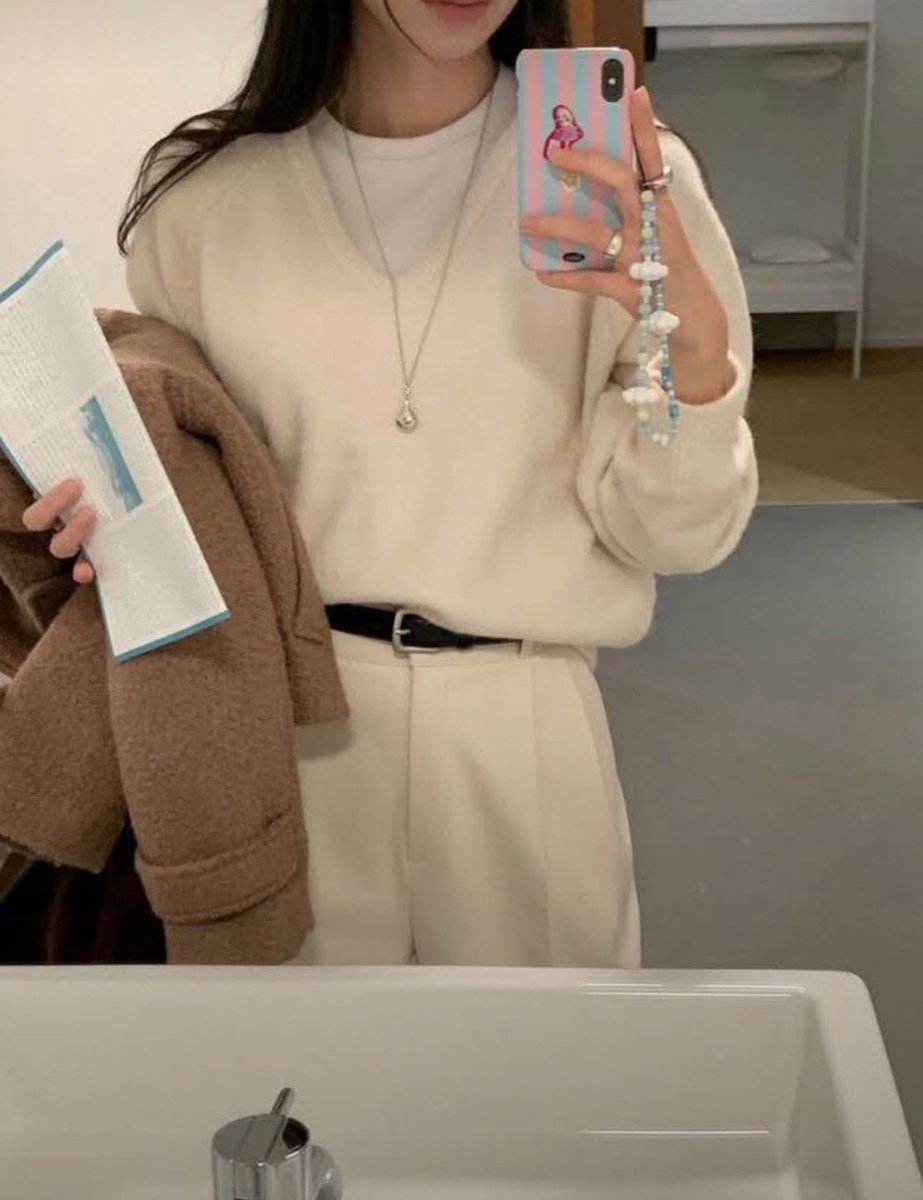 1999_ls's tweet photo. この辺りの合わせ方もシンプルなのに上品で大人っぽくて憧れ…これ見て合わせ方真似しよーっと👜 https://t.co/6j1a3KfFYm