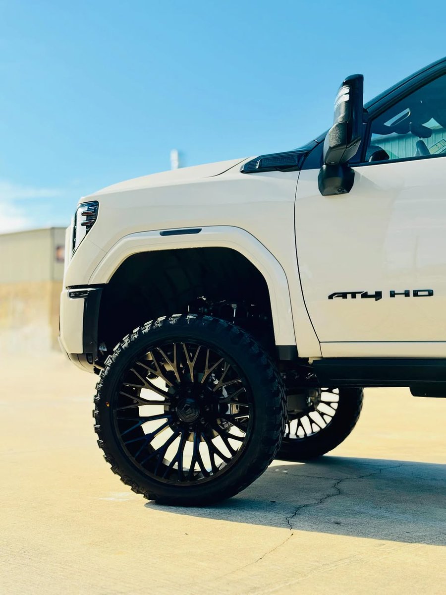 AlinRosas's tweet photo. 2026 GMC Sierra 2500 HD AT4

COASTAL DUNE

Rough Country 7-inch lift
26-inch custom wheels
37-inch tires
Top-half tuxedo wrap
Full chrome delete https://t.co/mEK9rciwFN