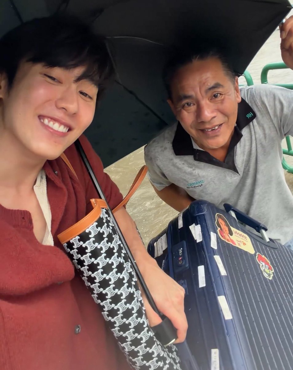 Spkasibook's tweet photo. เค้าถึงบอกคนเรามักจะดึงดูดสิ่งที่เหมือนกันเข้ามาเสมอ เพราะน้องเป็นคนดี มีแต่พลังบวก โลกนี้ถึงยังมีคุณลุงใจดีผ่านมาให้หนูได้เจอ 🫳🏻 บุ๊คทำให้เรารู้ว่าวันที่แย่ มันไม่แย่เสมอไปจริงๆด้วย

( #kasibook @kasibook ❤︎) https://t.co/KO4wkBSkcd