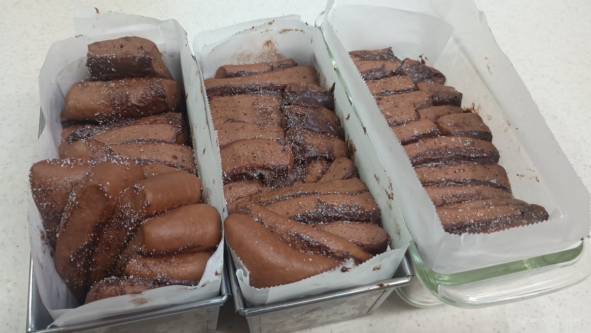 kiidayoyo_07's tweet photo. チョコフレーキー
   こんなﾎﾞﾌﾎﾞﾌになる予定じゃなかった…🙃
⟵焼く前      出来たて→ https://t.co/FWLZ4gWSBs