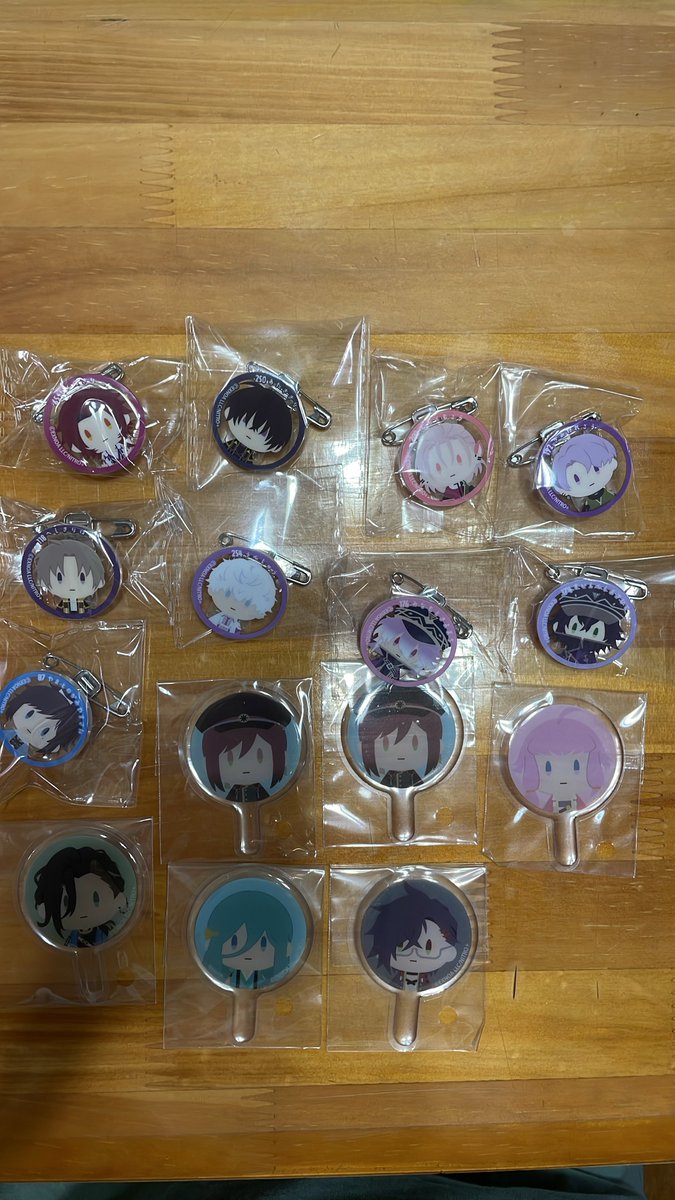 ReeO589's tweet photo. 【交換】フリューくじ　刀剣乱舞　御伴散歩　ぽちくじ　その2

求）B賞　後家

譲）B賞　桑名　雲次　和泉守
D賞　面影2枚　北谷菜切　千代金丸　笹貫　明石
E賞　蜻蛉切　安宅切　村雲　五月雨　長谷部　雲重　源清麿　水心子　大和守

D、E賞は複数提供🉑

郵送又は9/27刀ミュ現地交換 https://t.co/IAwLsVEyVE