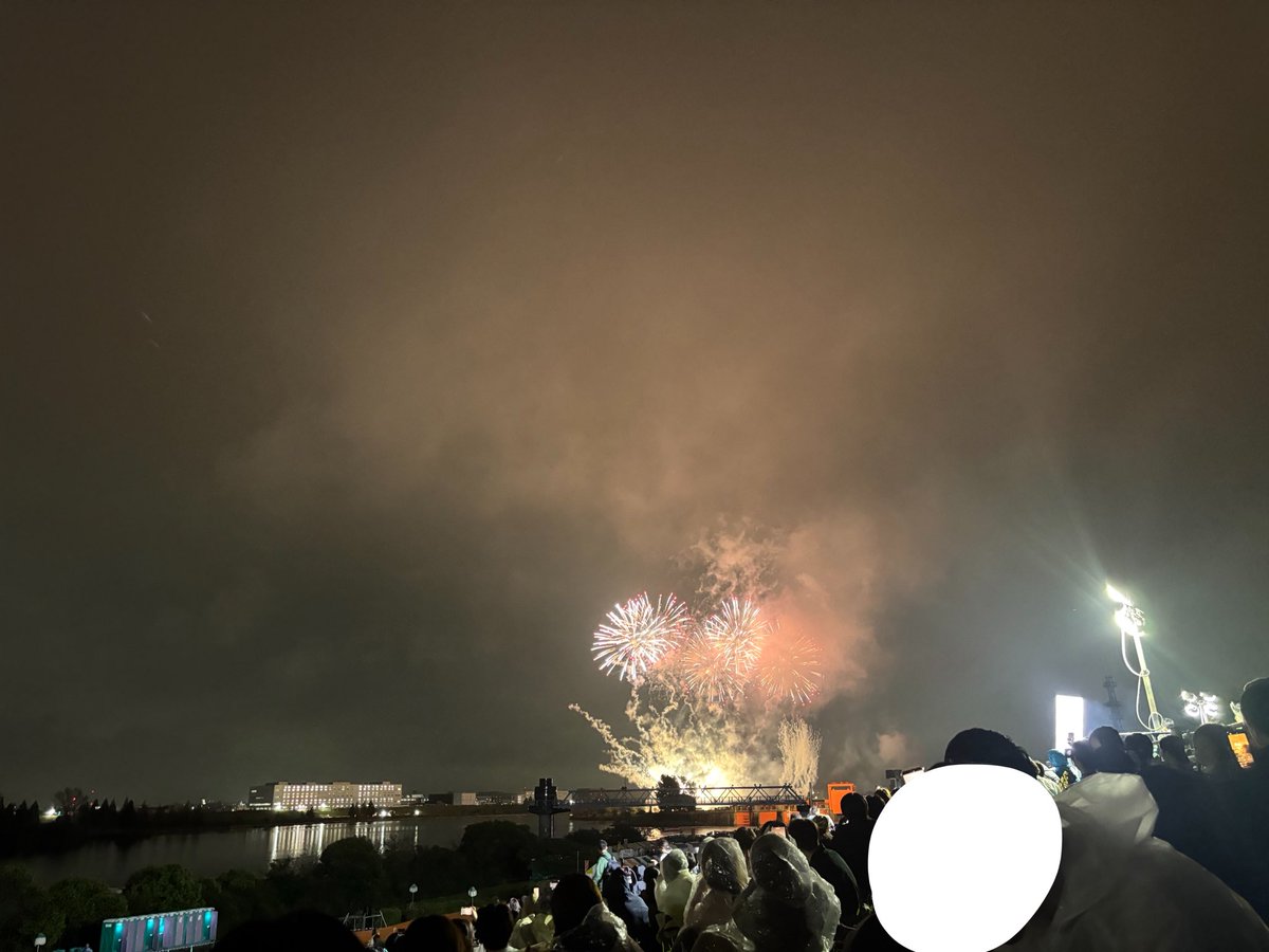 Roomrite_'s tweet photo. 荒川の花火大会
めっちゃ綺麗だった、曲選も良い https://t.co/BmLkdKTKjP