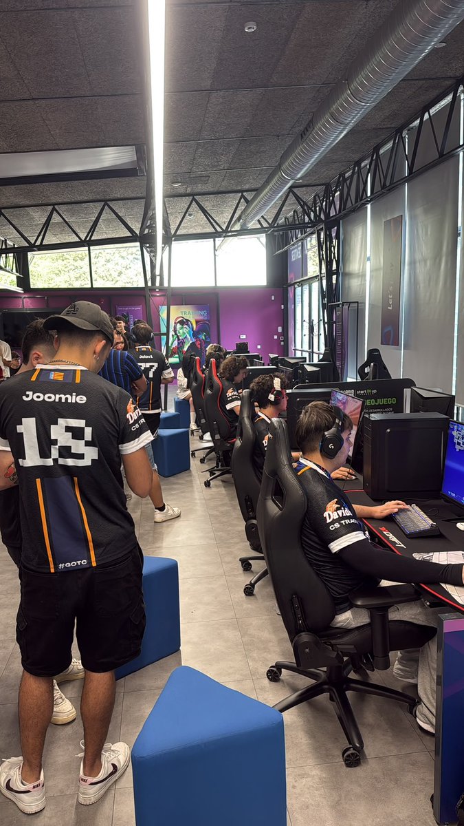 TurTlesClan_'s tweet photo. 🚨DERROTA🚨
Perdemos 11-13 en un partido ajustadísimo y estamos fuera . GGs a @GallaeziaG
Esto acaba de empezar para nuestros chicos y nos llevamos una experiencia increíble en esta LAN 😎
#VALORANT #GOTC 🐢 https://t.co/NfXLG1tTL1