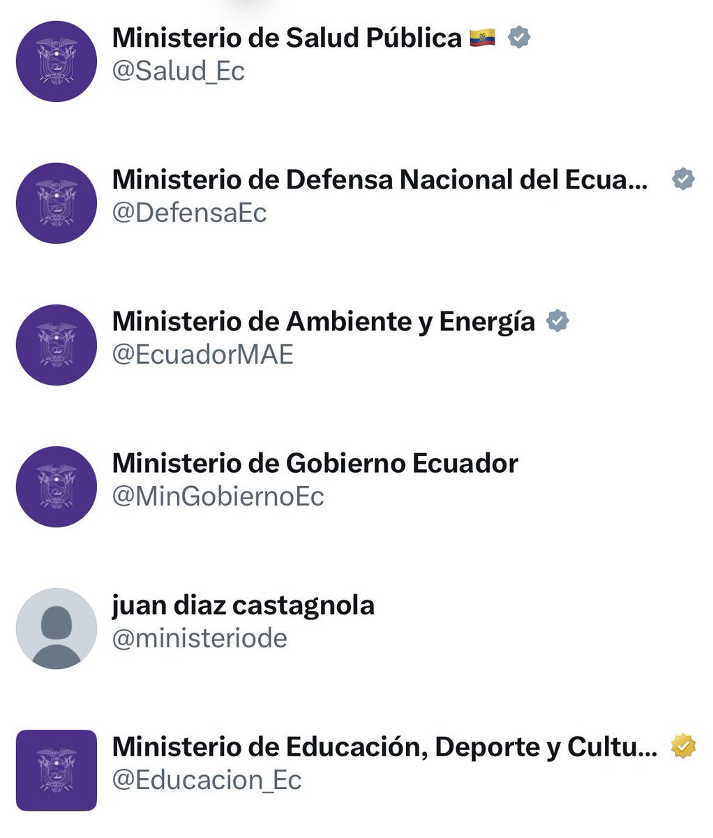 xromeros64's tweet photo. Señores. Oficialmente dejamos de ser amarillo, azul y rojo, para convertirnos en el país morado. Bien fea tu huevada. Fea e irrespetuosa de los símbolos patrios. https://t.co/MZDsn5E7GE