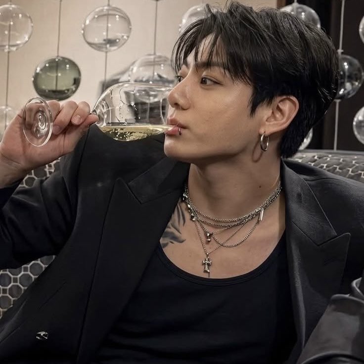 kkeurotic's tweet photo. short filo #taekookau 🔞 part 2 — tattoo artist jungkook &amp; brat taehyung: may hindi na nakatiis after 2 weeks of no contact. still no fucking strings attached 🫩

— minors dni. bawal sa bata, seryoso.
#kookv https://t.co/240vdWi6IH
