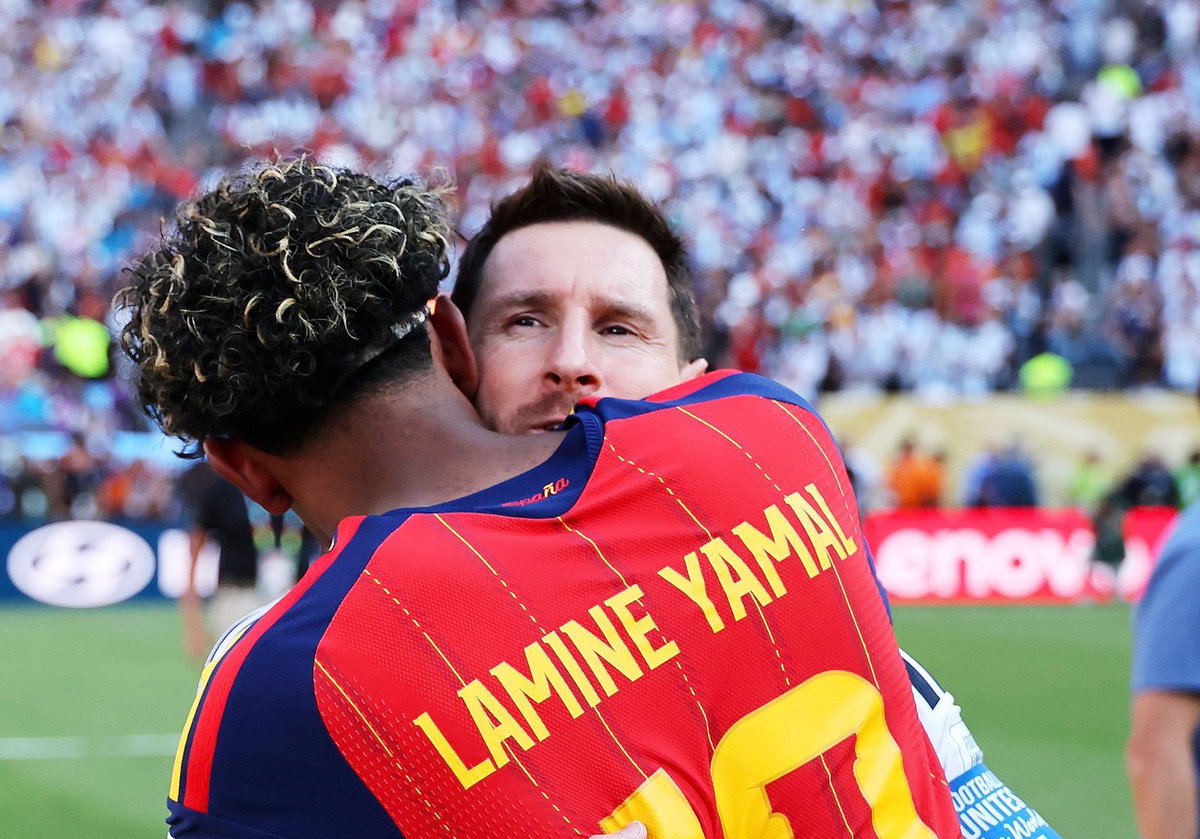 FabrizioRomano's tweet photo. 🚨 Lamine Yamal tells The Guardian: “I went to Leo Messi and said: thank you”.

“I just thanked him a lot for everything he has done and how he’s the best. I’ve always believed he is the best”.

“I always try to distance myself a little from things that seem beautiful for show. The moment came from within. I saw him there, so I went to thank him for what he did for football, it came spontaneously”.
