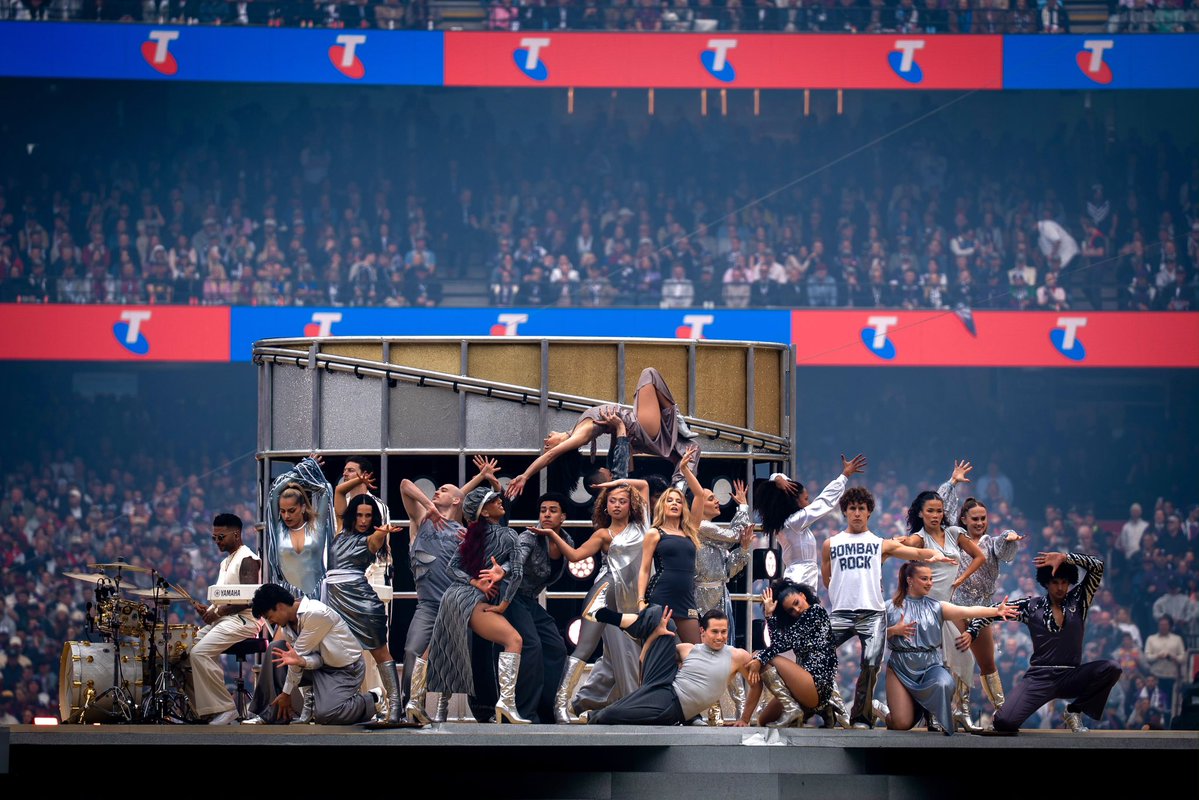 kylieminogue's tweet photo. I floated around Melbourne’s icon, the MCG and I’m not sure I’ve come down. What an incredible and surreal moment it was performing at the AFL Grand Final. ❤️ https://t.co/GC5nqGpiQk