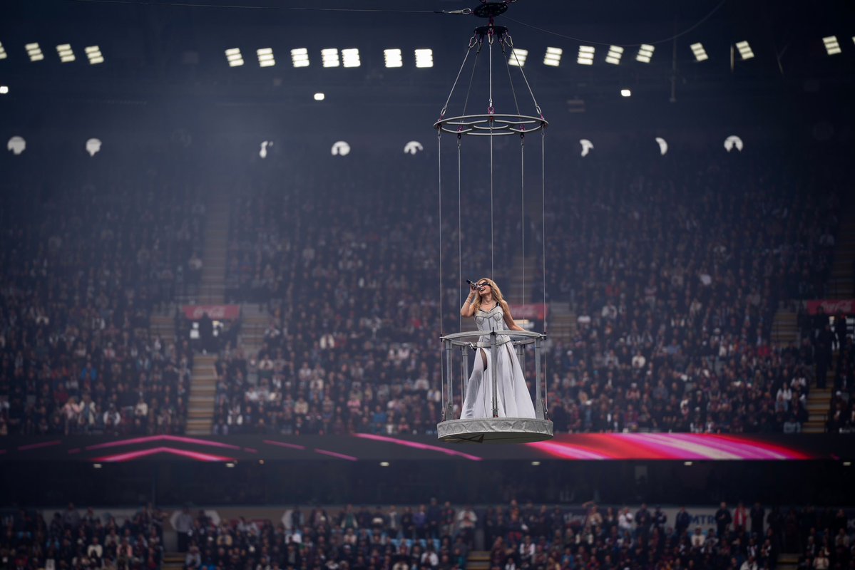 kylieminogue's tweet photo. I floated around Melbourne’s icon, the MCG and I’m not sure I’ve come down. What an incredible and surreal moment it was performing at the AFL Grand Final. ❤️ https://t.co/GC5nqGpiQk