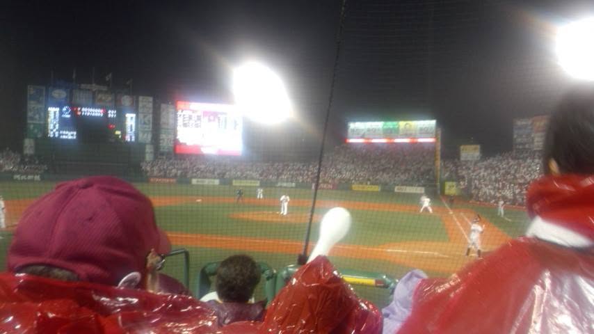 GOSUGO_'s tweet photo. 2013年11月3日、Kスタ宮城。

楽天が日本一になった瞬間を、私はリポーターとして見ていました。
歓喜の中で、球団職員が抱き合って泣いている。
あの光景が、ずっと脳裏に焼き付いていました。

「伝える側じゃなく、熱狂の瞬間を創りたい」

そう思うようになり、2022年にテレビ局を辞めました。

10年間、スポーツ実況だけでなく、
ニュースキャスターとして宮城���企業を取材し、VTRを作ってきました。

アナウンサーは「話す仕事」だと思われがちです。
でも実際は、その前の準備の方が長い。
実況の準備も、選手に会って話を聞くところから始まります。

聞いて、選んで、捨てて、伝わる形にする。

いまはその技術を、研修にしています。

アナウンサーとして、自分でも様々な研修を受けてきました。
その中で思ったことがあります。

1回の研修だけで、人は大きく変わりません。

でも回を重ねて、学んだことを仕事で試し、
できることを一つずつ増やしていけば、変わるきっかけは作れます。

仕事で「できた」が増えれば、なおさらです。

やっているのは、3つの研修です。

■聴く力｜聴き方を変えると、相手が話し出す。
何を聞くか、どこで黙るか。
顧客ヒアリングや部下との��談に。

■伝える力｜伝わる話は、話す前に決まっている。
話す前に、何を選んで何を捨てるか。
商品説明や営業提案に。

■AI活用｜頼み方を変えると、AIの答えが変わる。
頼み方と、返ってきた答えの確かめ方まで。
裏付けを取るのは、報道の現場でやってきたことです。

杜の都信用金庫では、年間11回の研修を4年続けています。
直近2年の最終回アンケートでは、26人中25人が「非常に満足」でした。

受講した方の声です。

・聴く力
「相手の話を聞いた上で返答するようにしてから、話を組み立てる力がつきました」
・伝える力
「考え方と伝え方を学べて、成長できたと感じました。毎回楽しかったです」
・AI活用
「これまでAIには興味がなく、使ったこともありませんでしたが、先日の会議でも早速使いました」

平日はこの3つ��話を、野球の話を書いています。
実況は現役なので、球場から見えたことも。

あの日、創りたいと思���た熱狂。
いまは、研修で誰かの「できた」が生まれる瞬間にあります。

できるが増えると、仕事は面白くなる。

研修や、人の育て方で困っていることがあればDMで送ってください。
「こんなことでも相談していい？」という段階からで大歓迎です。

株式会社リスポルト代表　菅生翔平