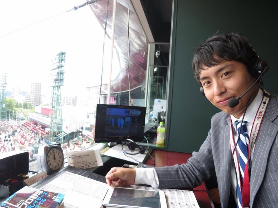 GOSUGO_'s tweet photo. 2013年11月3日、Kスタ宮城。

楽天が日本一になった瞬間を、私はリポーターとして見ていました。
歓喜の中で、球団職員が抱き合って泣いている。
あの光景が、ずっと脳裏に焼き付いていました。

「伝える側じゃなく、熱狂の瞬間を創りたい」

そう思うようになり、2022年にテレビ局を辞めました。

10年間、スポーツ実況だけでなく、
ニュースキャスターとして宮城���企業を取材し、VTRを作ってきました。

アナウンサーは「話す仕事」だと思われがちです。
でも実際は、その前の準備の方が長い。
実況の準備も、選手に会って話を聞くところから始まります。

聞いて、選んで、捨てて、伝わる形にする。

いまはその技術を、研修にしています。

アナウンサーとして、自分でも様々な研修を受けてきました。
その中で思ったことがあります。

1回の研修だけで、人は大きく変わりません。

でも回を重ねて、学んだことを仕事で試し、
できることを一つずつ増やしていけば、変わるきっかけは作れます。

仕事で「できた」が増えれば、なおさらです。

やっているのは、3つの研修です。

■聴く力｜聴き方を変えると、相手が話し出す。
何を聞くか、どこで黙るか。
顧客ヒアリングや部下との��談に。

■伝える力｜伝わる話は、話す前に決まっている。
話す前に、何を選んで何を捨てるか。
商品説明や営業提案に。

■AI活用｜頼み方を変えると、AIの答えが変わる。
頼み方と、返ってきた答えの確かめ方まで。
裏付けを取るのは、報道の現場でやってきたことです。

杜の都信用金庫では、年間11回の研修を4年続けています。
直近2年の最終回アンケートでは、26人中25人が「非常に満足」でした。

受講した方の声です。

・聴く力
「相手の話を聞いた上で返答するようにしてから、話を組み立てる力がつきました」
・伝える力
「考え方と伝え方を学べて、成長できたと感じました。毎回楽しかったです」
・AI活用
「これまでAIには興味がなく、使ったこともありませんでしたが、先日の会議でも早速使いました」

平日はこの3つ��話を、野球の話を書いています。
実況は現役なので、球場から見えたことも。

あの日、創りたいと思���た熱狂。
いまは、研修で誰かの「できた」が生まれる瞬間にあります。

できるが増えると、仕事は面白くなる。

研修や、人の育て方で困っていることがあればDMで送ってください。
「こんなことでも相談していい？」という段階からで大歓迎です。

株式会社リスポルト代表　菅生翔平