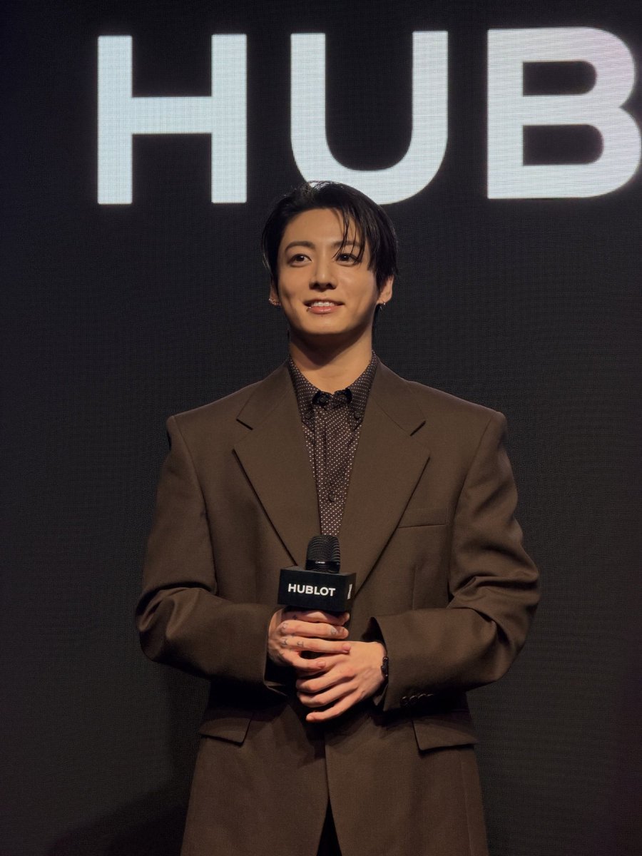 JeonJungkook_BR's tweet photo. Jungkook em atualização de Kenji Iima via Instagram com fotos da Hublot Night: 

“Fui convidado para o evento ⌚️
O convidado especial foi Jungkook, do BTS 🎤🇰🇷
Como também foi noticiado, Ginza estava lotada de pessoas que queriam ver Jungkook de perto 🫢
E eu estava fotografando a partir da melhor posição, bem no centro da primeira fila 📸
Bem perto, né? 🫣
Ele acenava de volta com um sorriso radiante e foi uma pessoa maravilhosa ☺️” 

#JUNGKOOKxHUBLOT