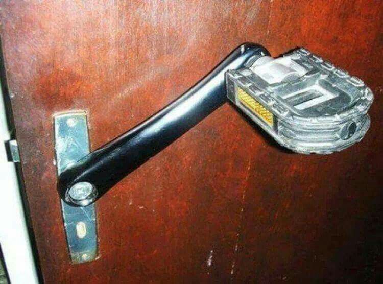 jawafess's tweet photo. Inovasi kanggo gagang pintu sing tugel https://t.co/AYCGqoJA2l