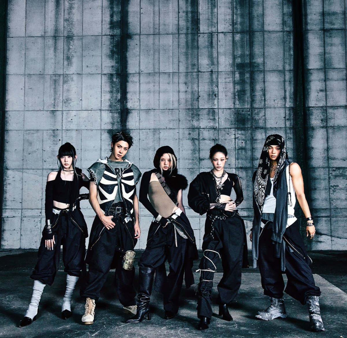 ADPBR_'s tweet photo. ℹ️ | Após o lançamento das prévias inéditas de 'CRASH', 'UP ALL NIGHT' e 'NO 한도', os internautas coreanos já estão comentando sobre. 🖤

- "Up All Night" tem totalmente aquela vibe do 2NE1. Eu amo demais a sensação daqueles dias.

- Nossa, não tem nenhuma que eu queira pular; todas são ótimas. Pessoalmente, estou muito ansioso por 'Up All Night' porque tem aquela vibe característica da YG, refrescante e melancólica.

- Parece mesmo uma obra-prima... Uau, acho que Crash também será incrível.

- Todas as músicas são boas, mas "Up All Night" é incrível. A voz do Woochan é tão linda ㅠㅠㅠㅠㅠㅠㅠㅠ Parece a voz calma de sempre dele, quando fala, então meu coração até palpita...

- Que qualidade incrível... Isso é definitivamente uma obra-prima. City Pop. Latina. Hip Hop. EDM? House? Os gêneros são diversos, e dá para perceber o quanto eles se dedicaram a isso.

- Woochan está arrasando tanto nos vocais graves quanto nos agudos neste álbum. Eu te amo... Vamos fazer deste retorno um sucesso!!!!

- Não, o que aconteceu com o tom de voz no início de Crash? Que diabos está acontecendo?! Sério, estou ficando tonto. Por favor, lancem um dia antes.

- Espero muito que Crash fique em primeiro lugar...

- Eu te digo, a voz da Annie é realmente encantadora.

- Meu tempo estava preso em "One More Time" e "Look at Me", mas finalmente o tempo está fluindo...

- Todas as músicas são realmente ótimas. Esta é a primeira vez que estou ansioso pela segunda-feira. Por favor. Venha segunda-feira rapidamente.

- Acho que essa música também vai ser lendária. Vamos fazer do ALLDAY PROJECT um enorme sucesso!

- Eu acredito na TBL... Ah, sério, que música é essa? Sinto que vou enlouquecer de felicidade... Ver como eles prepararam tudo com tanto cuidado... me deixa tão feliz ㅠㅠ Day Ones, estou chorando ㅠㅠㅠ

- A voz da YOUNGSEO e do TARZZAN... Os dois formam uma dupla surpreendentemente boa.

- Este álbum é lendário.

#ALLDAYPROJECT #올데이프로젝트
