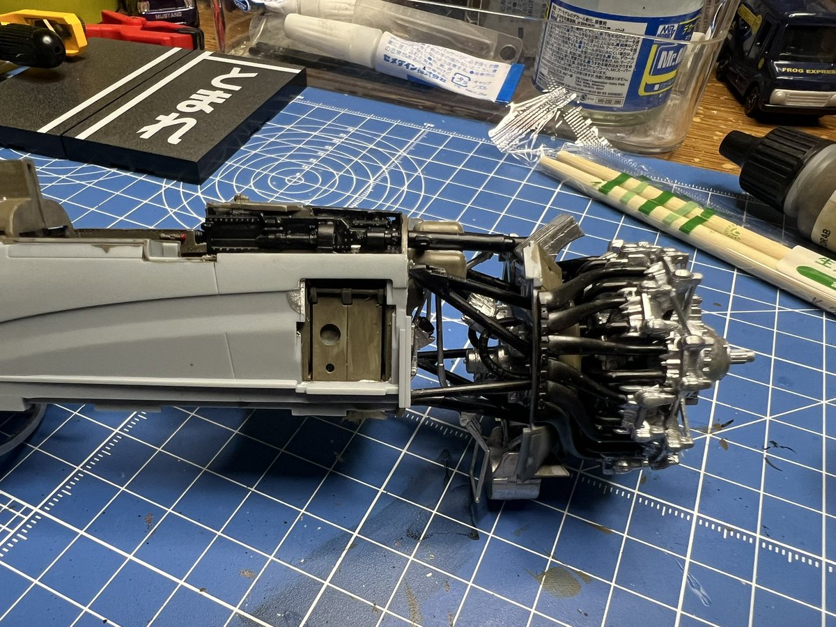 okudacp's tweet photo. #造形村　1/32 川崎　#五式戦　を作る。その２７　ホ5機関砲編 https://t.co/SfzpMMlEuv 

機首のホ5機関砲を組み立て塗装しました。
左側の取り付けに苦戦して焦りましたが、何とかなりました。
#造形村
#ZOUKEIMURA
#TONY
#プラモ
#五式戦
#五式戦闘機
#プラモデル
#川崎
#飛燕
#筆塗り
#水性カラー https://t.co/uD1CxHefGy
