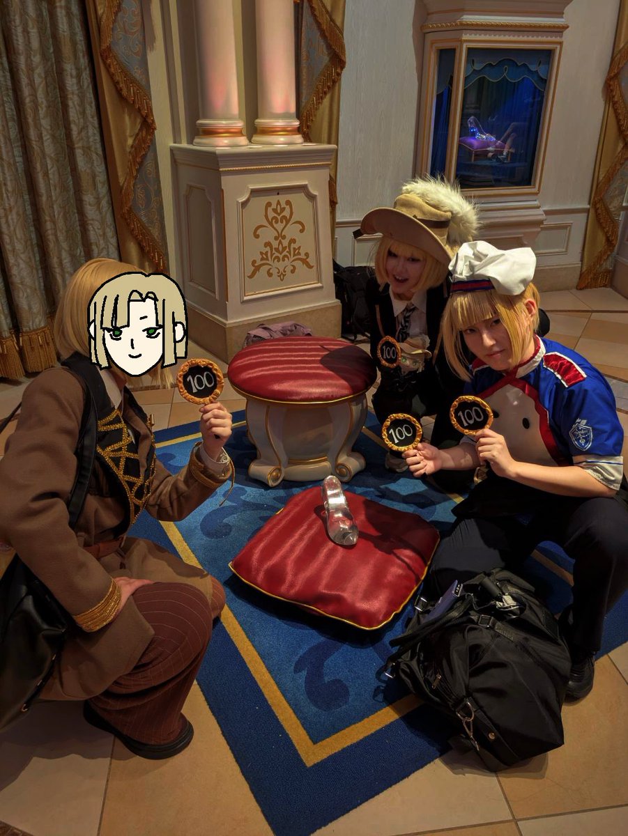 salmoncosplay's tweet photo. ⚠️Dハロ仮装

本日🍫、🍳、制服の🏹でおりました！！ボーテ100点札を沢山の人に掲げる生活をしました
この世の全ての仮装者様、ボーテ100点！！！
100点札はハルキゲニアが作ってくれました！メルシー！！！

#Dハロ仮装2026
#Dハロツイステ仮装

制服:私
🍳:@Oresama_kotory 
🍫:友人 https://t.co/mX59Agz8ut