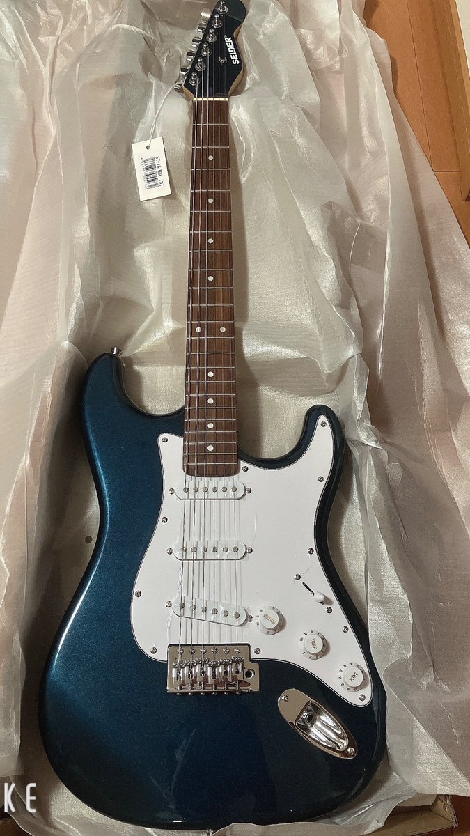 kve86y's tweet photo. ギター届きました！✨️青色と思って買ったらちょいグリーンっぽい色でした💦ネットってムズいw
これからこのギターを大事にしていきます🫡
#ギター初心者 https://t.co/i0jRcsAlOY