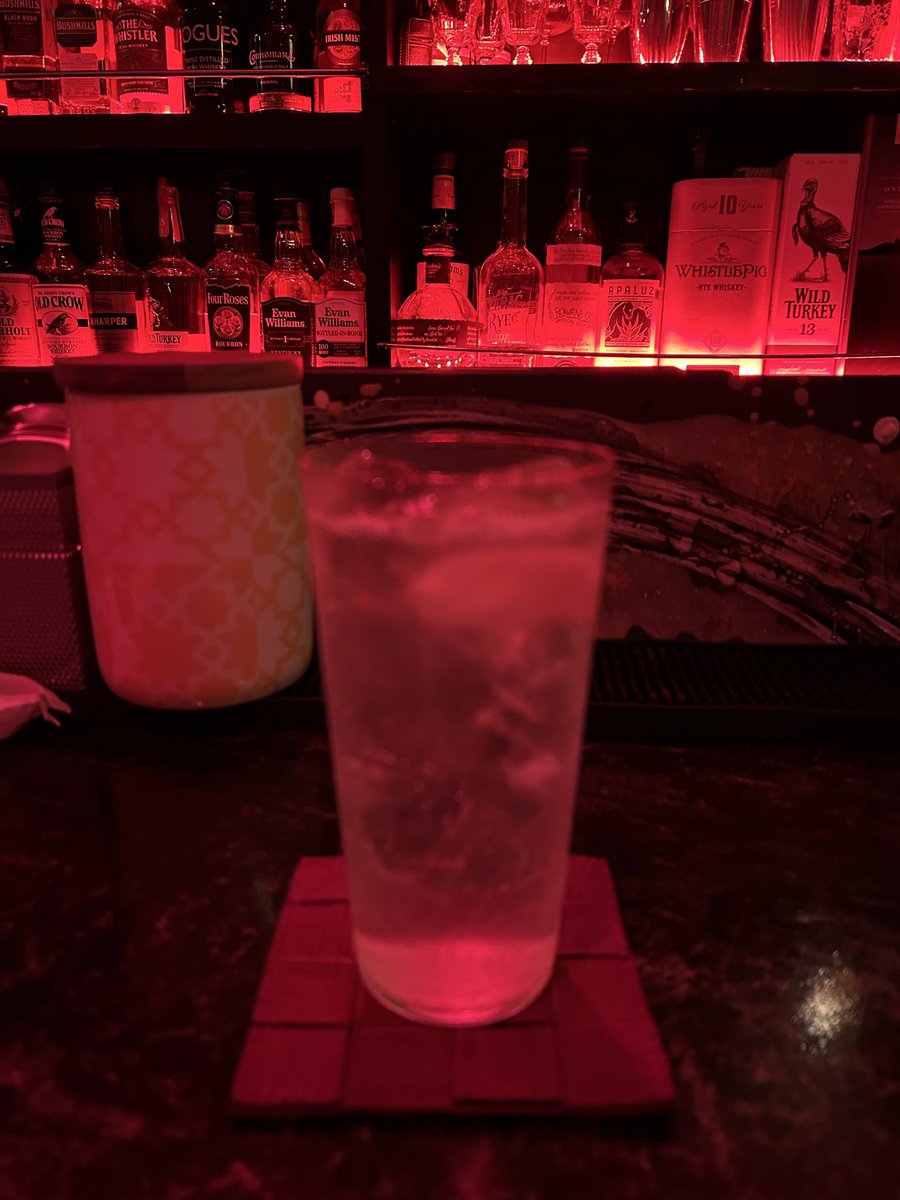 nekojiro666's tweet photo. 今日　叫びの一曲目は今どハマり中のJayler！このバンド絶対大化けします。

タンカレーで割ったレモンサワー🍋最高！！
#ロックバー叫び https://t.co/VFUfDIiEJh