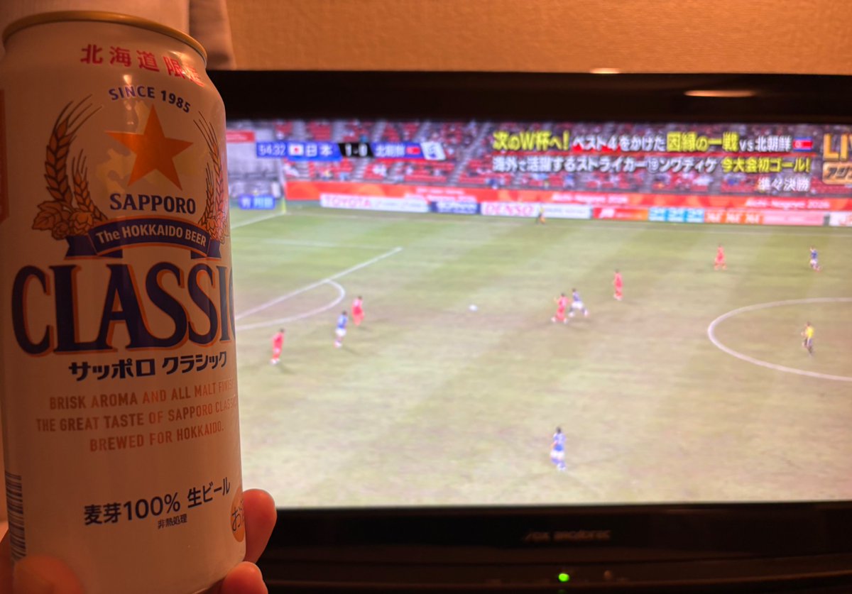 ramsyo's tweet photo. 旅先のホテルでアジア大会のサッカー日本代表vs北朝鮮を観ながら呑む https://t.co/6Q9AJXS60Z