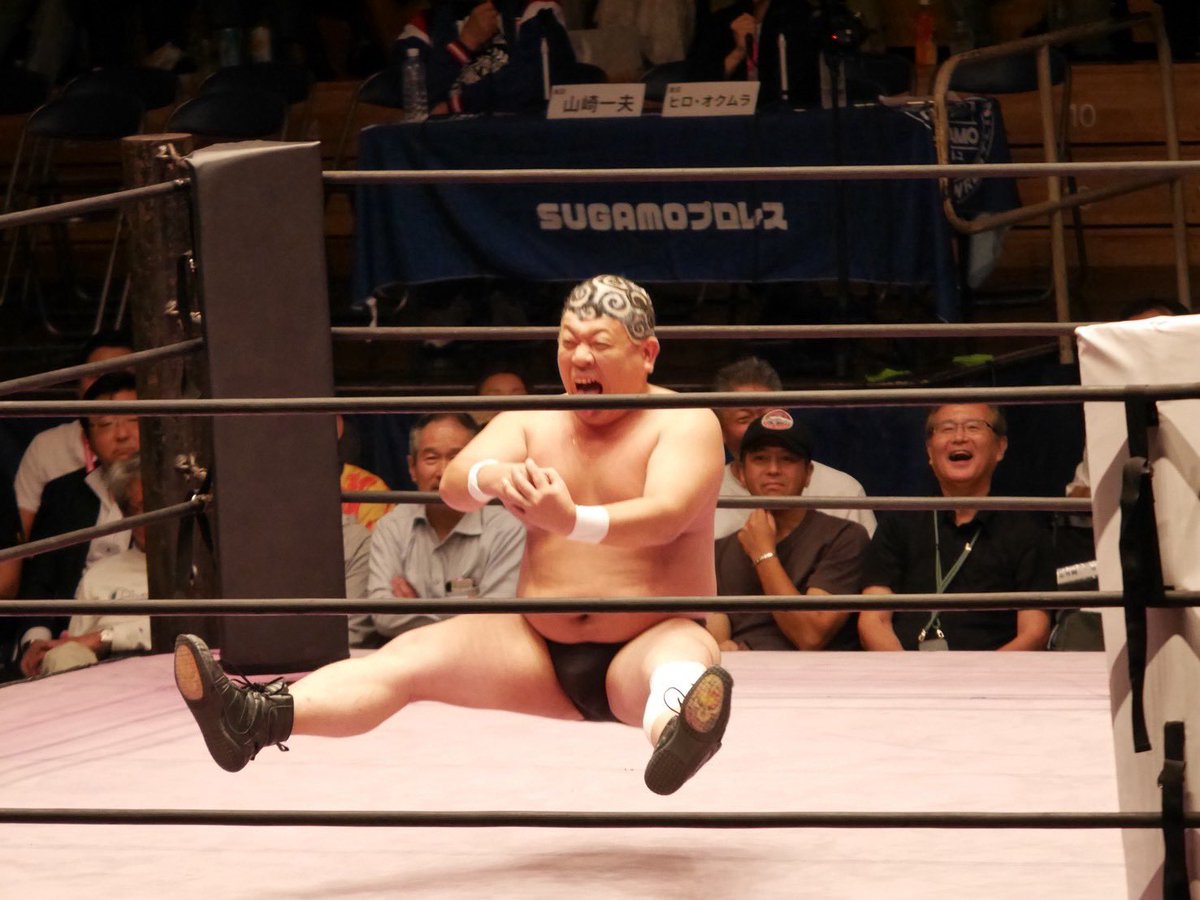 AjaKonv's tweet photo. 昨日の
#SUGAMOプロレス 
総動員数が1503名で
超満員だったらしいな🤔

アタイの友人の
#鈴木みのりすぎ  が
後楽園史上初の大技
(1人)#ぼっち式パイルドライバー
 を決めたって騒いでたな🤷‍♀️
そもそも1試合目で松葉杖付いて
入場したやつもいねぇよな！
次はアタイが伝説残してやるからな！ https://t.co/njDXnGWilc