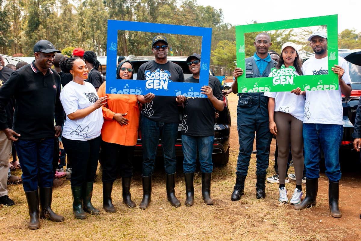 Unity_MemoryRw's tweet photo. "Mbere y'iyi gahunda yo guca inzoga zitujuje ubuziranenge mwita Ibyuma abubaka inzu barakubwiraga bati ‘abafundi iyo ugeze saa yine urababura batangiye kwinywera ibyuma basinze', abandi bakamanuka ku bikwa bakikubita hasi, kandi ugasanga izo nzoga bazisutse mu ducupa tw’amazi bakabeshya ko ari amazi banywa, hashira iminota 30 ugasanga umuntu aradabagira adashobora guhagarara. Kuva Leta yafata icyemezo cyo kuzica abubakisha barakubwira bati ‘tubona abakozi bagakora kugeza ku mugoroba kandi bafite imbaraga.' Ni yo mpamvu gahunda yo guca Ibyuma tugomba kuyongeramo imbaraga kandi twese hamwe, dufatanyije." - Minisitiri @DrDamascene.