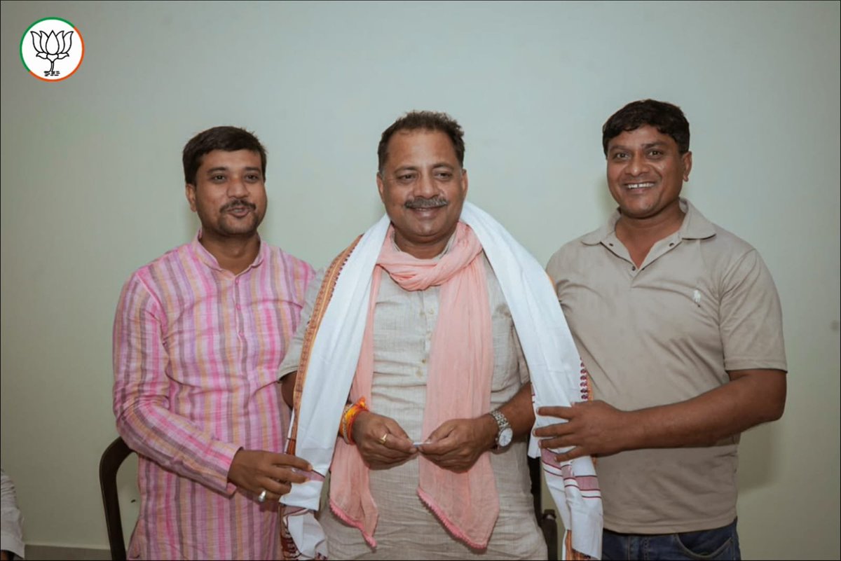 PNPathakBJP's tweet photo. आज कसया बाड़ी पुल स्थित अपने आवास पर विधानसभा क्षेत्र कुशीनगर से पधारे देवतुल्य जनता-जनार्दन, पार्टी पदाधिकारियों, कार्यकर्ता बंधुओं से भेंट कर उनकी समस्याओं एवं आवश्यकताओं को सुना।

समस्याओं के शीघ्र एवं प्रभावी निराकरण हेतु संबंधित अधिकारियों को आवश्यक निर्देश दिए। https://t.co/ajvwjzXa6m