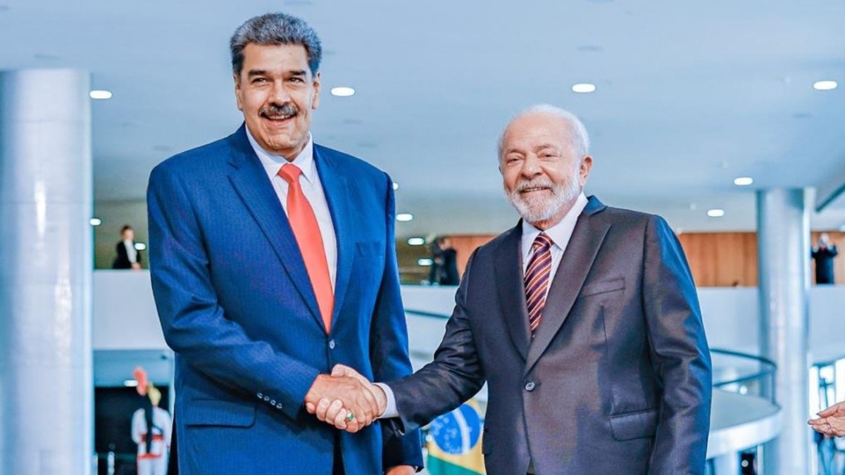 minhainflacao's tweet photo. Pessoal, só um detalhe:

Em 2022 o TSE proibiu Bolsonaro e seus apoiadores de falar que:

Lula foi condenado por corrupção (Fato)
Lula foi preso por corrupção (Fato)
Ele não foi inocentado (Fato)
Lula foi condenado em segunda instância (Fato)
Existiam enormes escândalos de corrupção nos governos petistas (Fato)
Lula apoiava  Maduro na Venezuela (Fato, recebeu Maduro com honras de chefe de estado)

Em 2026 o TSE proibiu os esquerdistas de falarem que Flávio quer tirar o título de Aparecida, o que é sabidamente falso até por eles que estão disseminando tal informação.

Não, as atuações do TSE não são iguais.