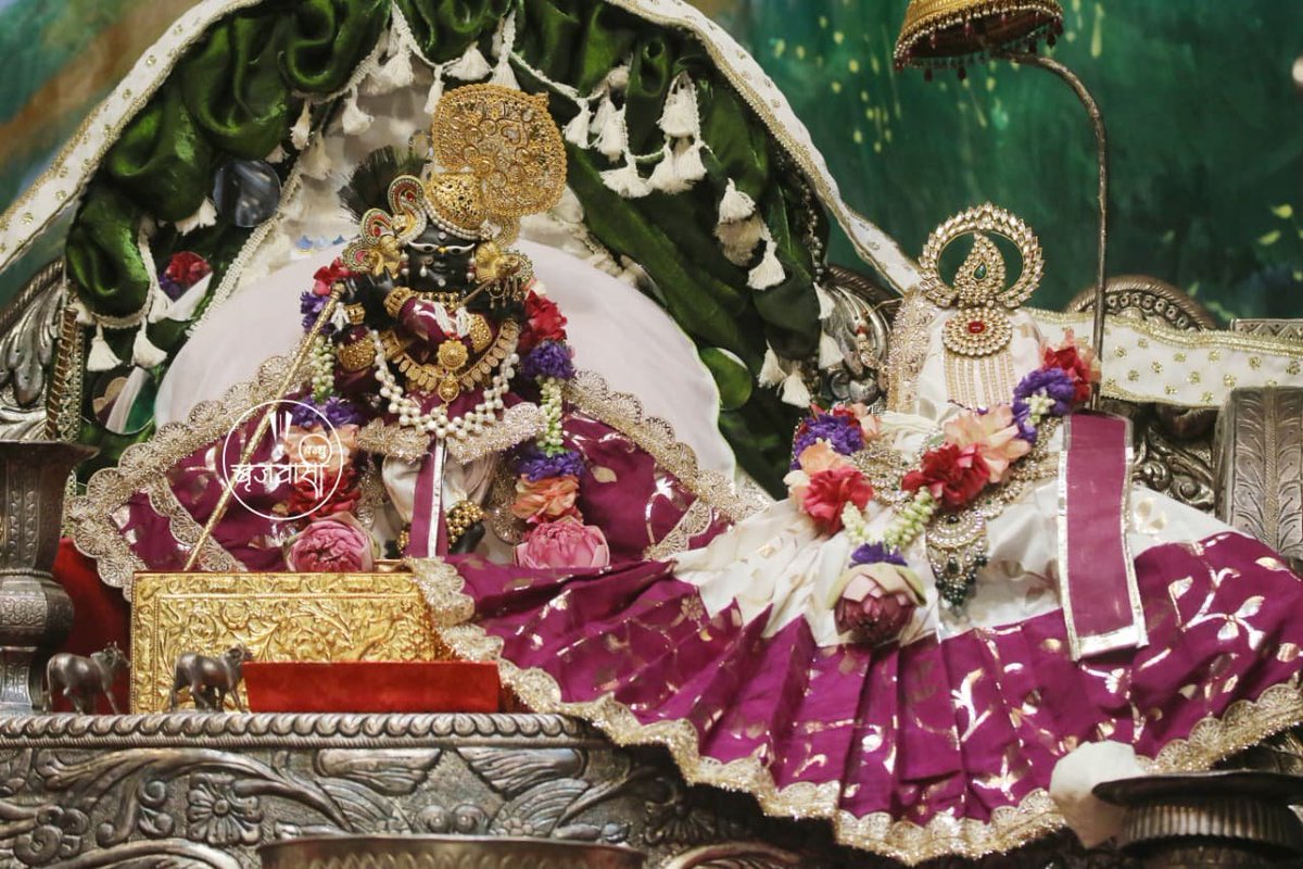 Sriradharaman's tweet photo. 🐚  प्राणधन श्री राधारमण लाल मंडल🐚
               
 🌹 श्री राधारमण लाल  🌹
   🌿 श्री गोपाल भटट् जी सेवायत 🌿
 📷दिव्य *श्रूंगार* आरती दर्शन📷
    🙏🏼 श्री राधारमणाय समर्पणम्🙏🏼 https://t.co/llLk5l32jD