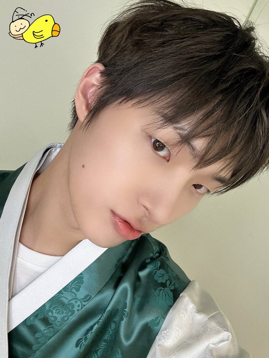 mngggi's tweet photo. pretty pretty mingi in his hanbok and cutie patooties sangi 🫳🏽 https://t.co/WiFe5amWi8