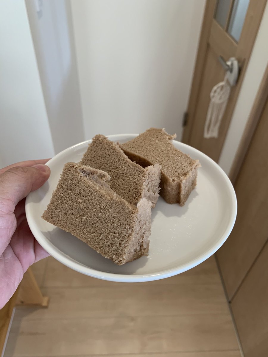 tannpakukennkyu's tweet photo. 【超簡単ふわふわプロテインパン🍞】

「パンが食べた〜い」と思ってもダイエット中だから食べれないと思ってる方に朗報です🫵
全然食べれますよ⬇️

《材料》
・プロテイン（エクスプロージョン）30g
・卵　1個
・米粉　60g
・はちみつ　大さじ2
・牛乳か豆乳（アーモンドミルク）80ml
・ベーキングパウダー　小さじ1

《作り方》
1. 上記の材料を混ぜて容器に入れる。
2. レンジで500w4分で完成✨

超簡単じゃないですか？しかも、美味い🍽
たんぱく質も30g以上摂れますよ。パン好きは参考にしてみてください👍

#エクスプロージョン
#プロテイン
#エクスプロージョンアンバサダー第9期