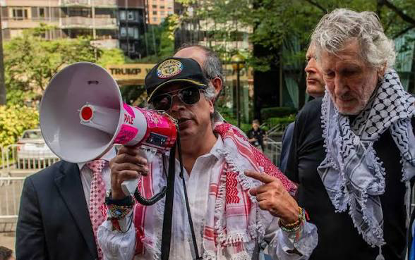 ligia281243's tweet photo. Ser valiente no es andar en medio de doscientos escoltas mostrando una pistola y gritando fanfarronadas.

Valiente es pararse en Nueva York con un megáfono a pedir el fin del genocidio y la libertad de Palestina y pedirle a los soldados gringos desobedecer la orden del pederasta. https://t.co/tI2pMtUwea