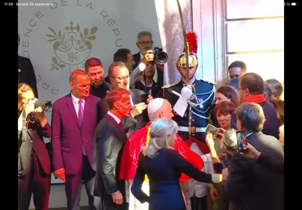 ValDeChatenay's tweet photo. @NapoLeon1226391 @LaColitruche C’est incroyable, et à côté le pape est totalement blanc. https://t.co/OYOgsfAD4P