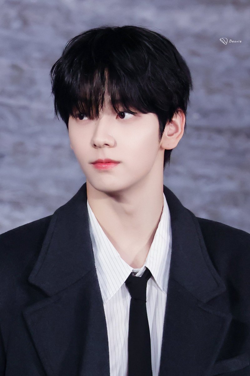 song_soobin's tweet photo. 남자는 정장이라고 말했다 https://t.co/lXFBd57lJG