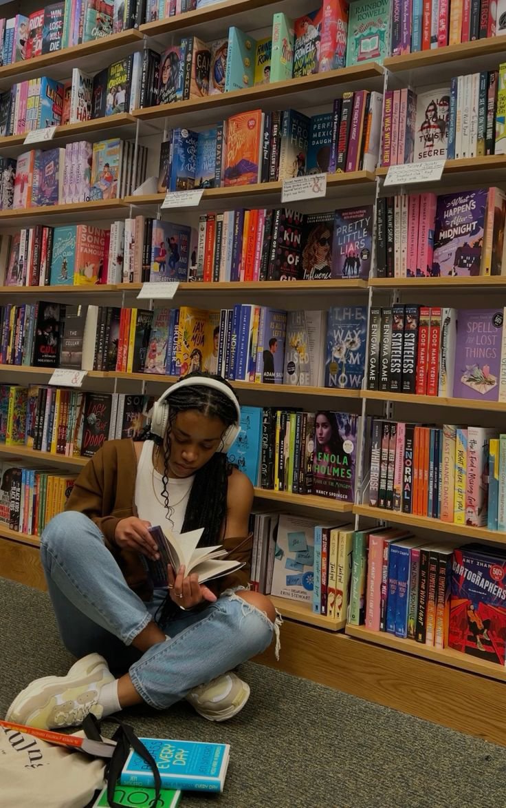 dayydreamaa's tweet photo. Reading to keep reality away https://t.co/spuJ0vzGYm