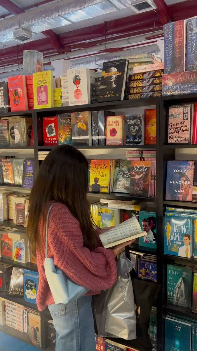 dayydreamaa's tweet photo. Reading to keep reality away https://t.co/spuJ0vzGYm