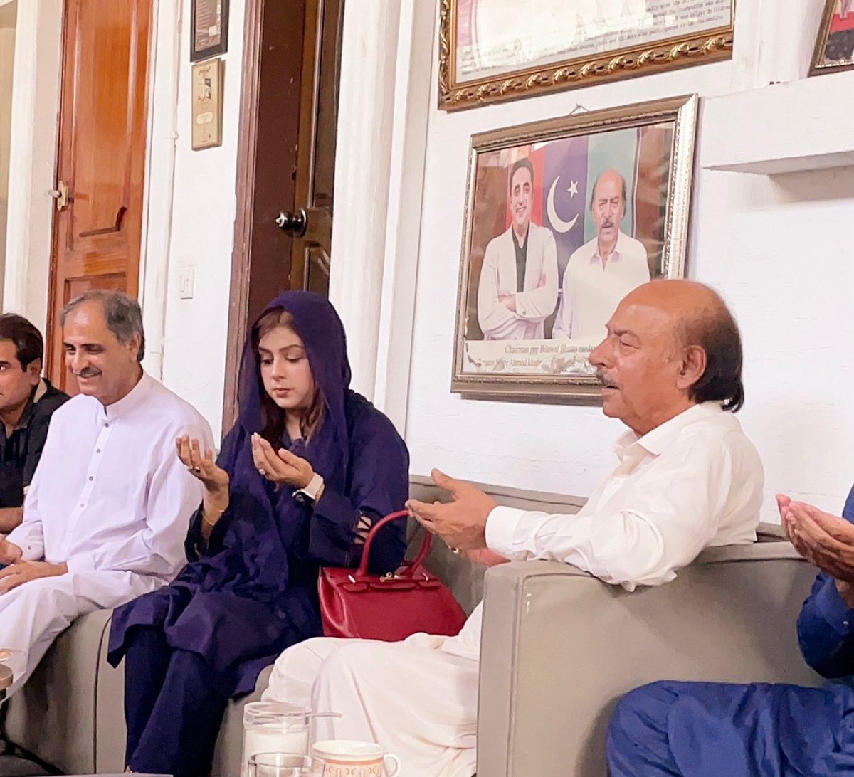 TehsinAbidi's tweet photo. ترجمان سندھ حکومت سیدہ تحسین عابدی نے  پاکستان پیپلز پارٹی سندھ کے صدر نثار احمد کھوڑو سے ان کے برادرِ نسبتی کے انتقال پر تعزیت کی، فاتحہ خوانی کی اور مرحوم کے درجاتِ بلندی کے لیے دعا کی۔ https://t.co/3J8vCnVXQa