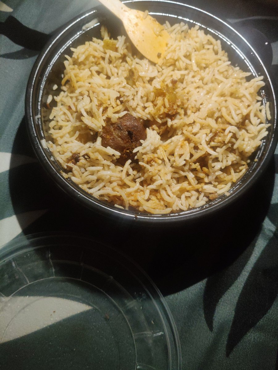 druvuhh's tweet photo. ORDER #249387152127332

@Toing_Cares 
ordered Aloo Tandoori Biryani (100% vegetarian), but received Chicken Biryani instead. I’m a Pandit and strictly avoid non-veg food due to my religious beliefs. This is not a small mistake
You destroyed my dharma https://t.co/Lcra4L4SQs
