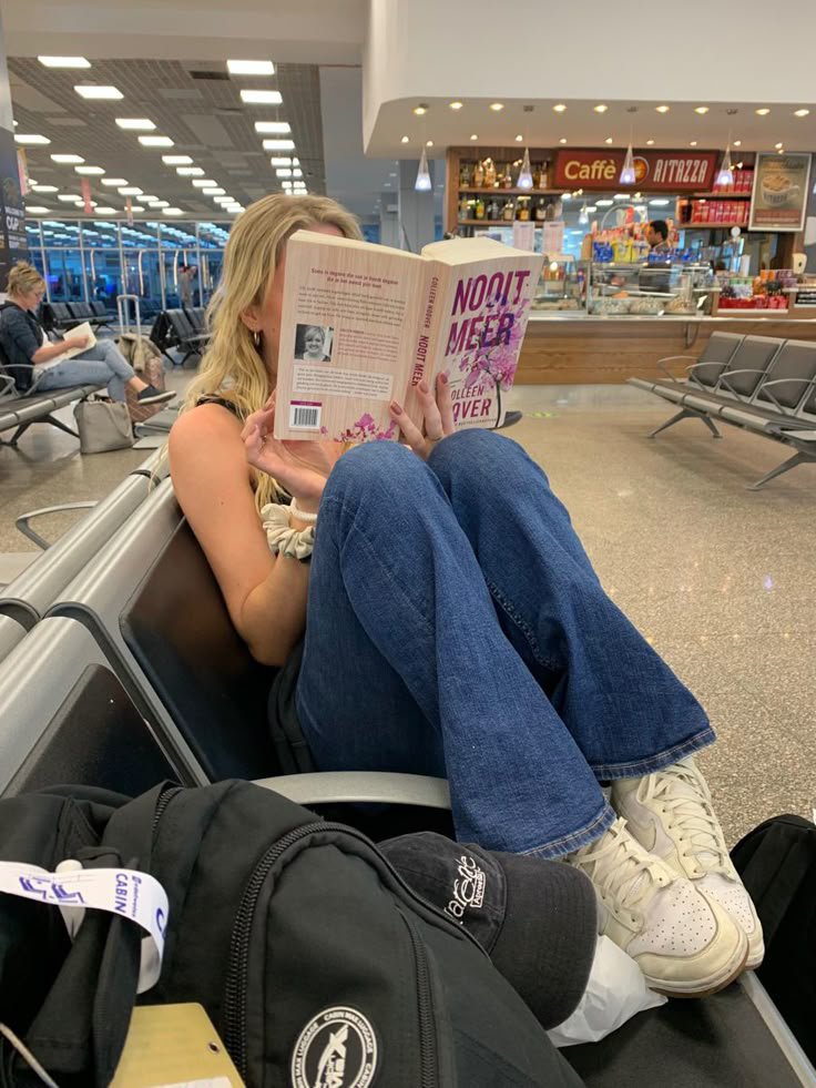 dayydreamaa's tweet photo. Reading to keep reality away https://t.co/spuJ0vzGYm