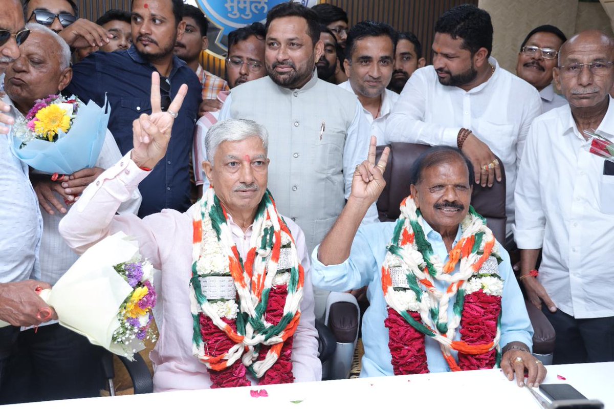 SumulRoot's tweet photo. A New Chapter of Leadership at Sumul Dairy

Surat-Tapi District Co-operative Milk Producers’ Union Ltd. (Sumul Dairy) extends its heartfelt congratulations to 𝐒𝐡𝐫𝐢 𝐊𝐚𝐧𝐭𝐢𝐛𝐡𝐚𝐢 𝐆𝐚𝐦𝐢𝐭  , Former Minister, on his election as the Chairman of the Union, and to 𝐒𝐡𝐫𝐢 𝐁𝐡𝐚𝐫𝐚𝐭𝐬𝐢𝐧𝐡 𝐒𝐨𝐥𝐚𝐧𝐤𝐢 (𝐃𝐚𝐛𝐡𝐚), Palsana Taluka, Surat District, on his election as the Vice Chairman of Sumul Dairy.

The Managing Director Shri 𝐀𝐫𝐮𝐧 𝐏𝐮𝐫𝐨𝐡𝐢𝐭 and the entire team of Sumul Dairy convey their best wishes to the newly elected Chairman and Vice Chairman as they take on their responsibilities.

We look forward to their leadership and guidance in further strengthening the cooperative movement and advancing the interests of our milk producers and Village Dairy Cooperative Societies.

With the collective strength of our milk producers, cooperative societies, Board of Directors, management and employees, Sumul Dairy remains committed to farmer prosperity, cooperative development, innovation and sustainable growth.

Together, continuing the journey of cooperative growth and farmer empowerment.
#SumulDairy #CooperativeMovement #DairyCooperative #MilkProducers #DairyFarmers #FarmerProsperity #CooperativeDevelopment #SustainableDairy #RuralDevelopment #Gujarat #Surat #Tapi