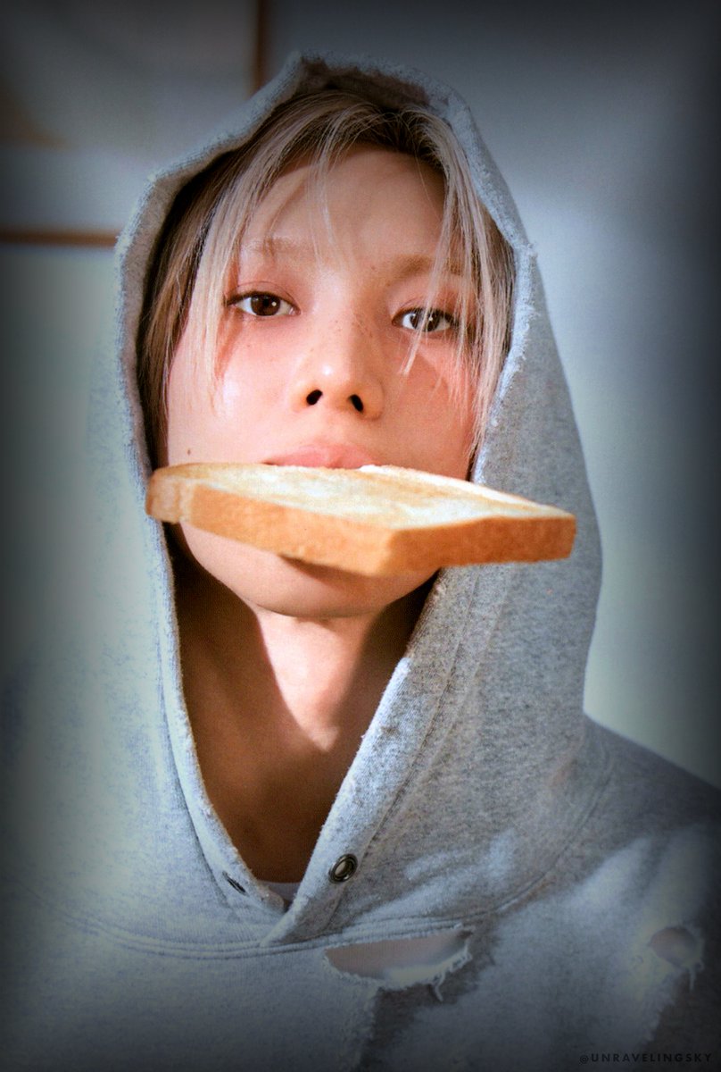 GoldenAjik's tweet photo. 🍞🥛😫
The envy I feel for a piece of bread and a glass of milk is not normal 😍 
Taemin is pure perfection. 🔥
 Postcard Set 
 cr. 📸unravelingsky 
#TAEMIN https://t.co/bTKrtJAaCf