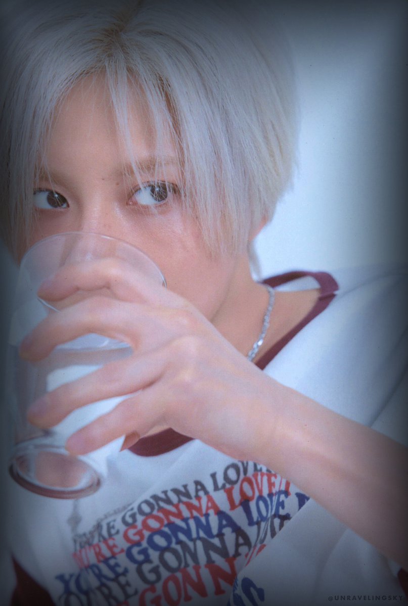 GoldenAjik's tweet photo. 🍞🥛😫
The envy I feel for a piece of bread and a glass of milk is not normal 😍 
Taemin is pure perfection. 🔥
 Postcard Set 
 cr. 📸unravelingsky 
#TAEMIN https://t.co/bTKrtJAaCf