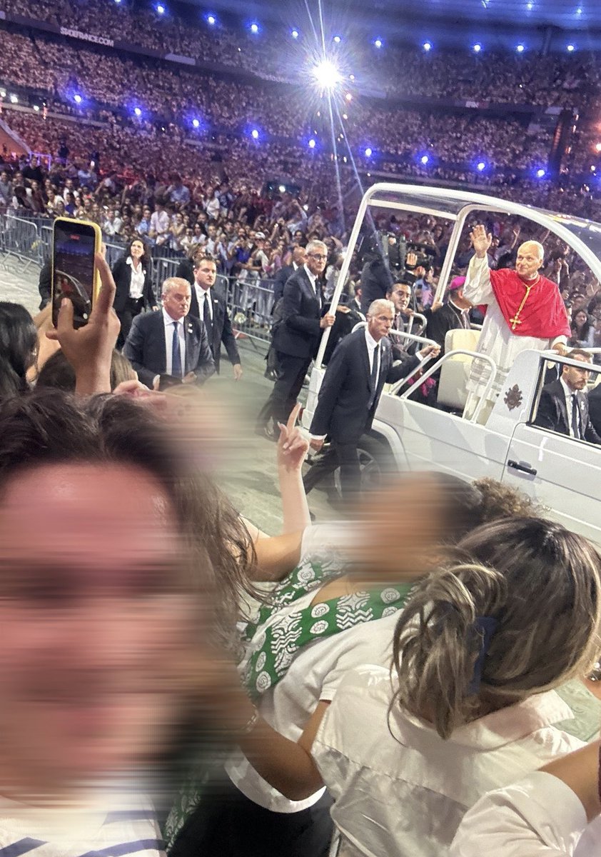 doza____'s tweet photo. selfi avec le Pape hier soir (on est trop tuff) https://t.co/GPYaeT9yUv