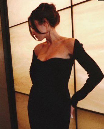 Mahaalmaha1990's tweet photo. ملكة الأسود العالمية هاندا ارتشيل 🖤🔥

#HandeErçel https://t.co/02ax5oS5Va