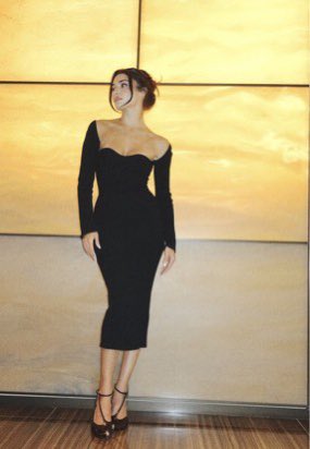 Mahaalmaha1990's tweet photo. ملكة الأسود العالمية هاندا ارتشيل 🖤🔥

#HandeErçel https://t.co/02ax5oS5Va