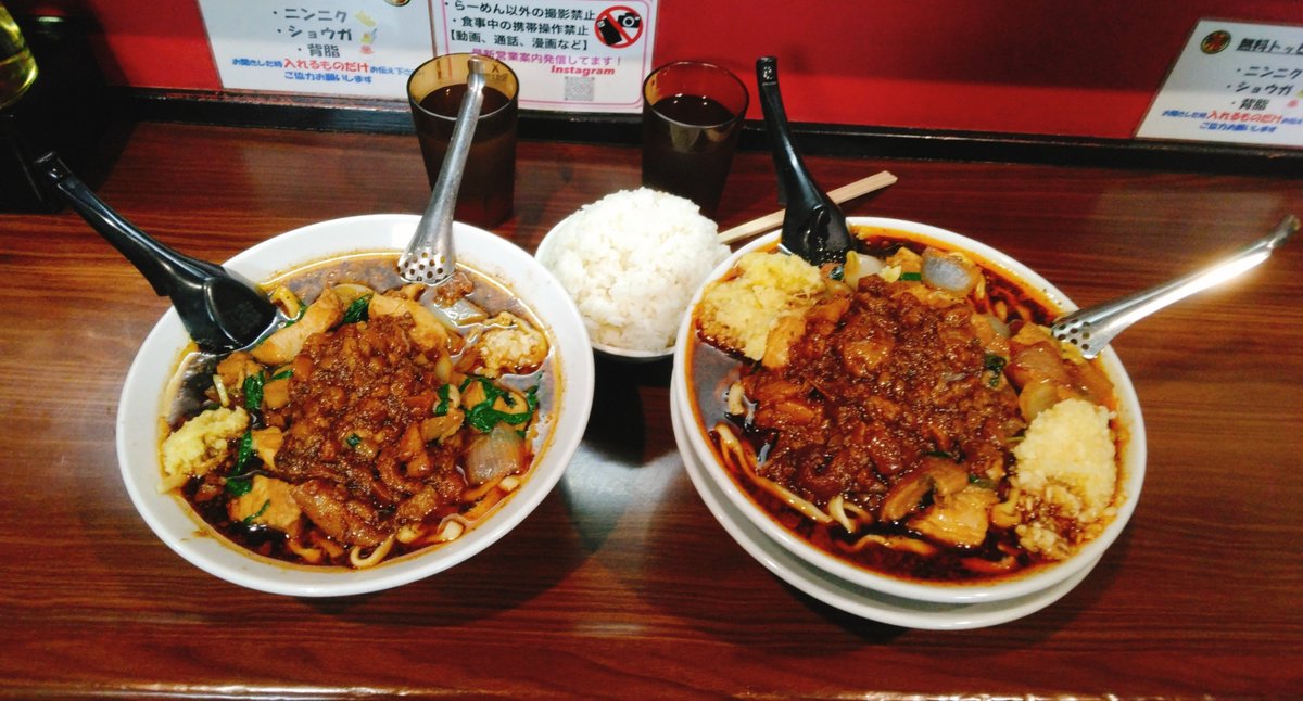 kachikachi93241's tweet photo. すず鬼　熊谷う���ちゃん店

💪K　辛いスタ満ソバ
大盛360g
辛さ控えめ
全マシ

C♥　スタ満ソバ240g
ニンニクとショウガ少し
背脂
ごはん

雨で肌寒い💦
こんな日はスタ満👹
レンゲ���光ってるよー😂
しょっぱうまでポカポカ💓
今日は麺カタじゃないのねって言ってくれたよ😆
覚えてるのすごい👏 https://t.co/2dzBcbI95l