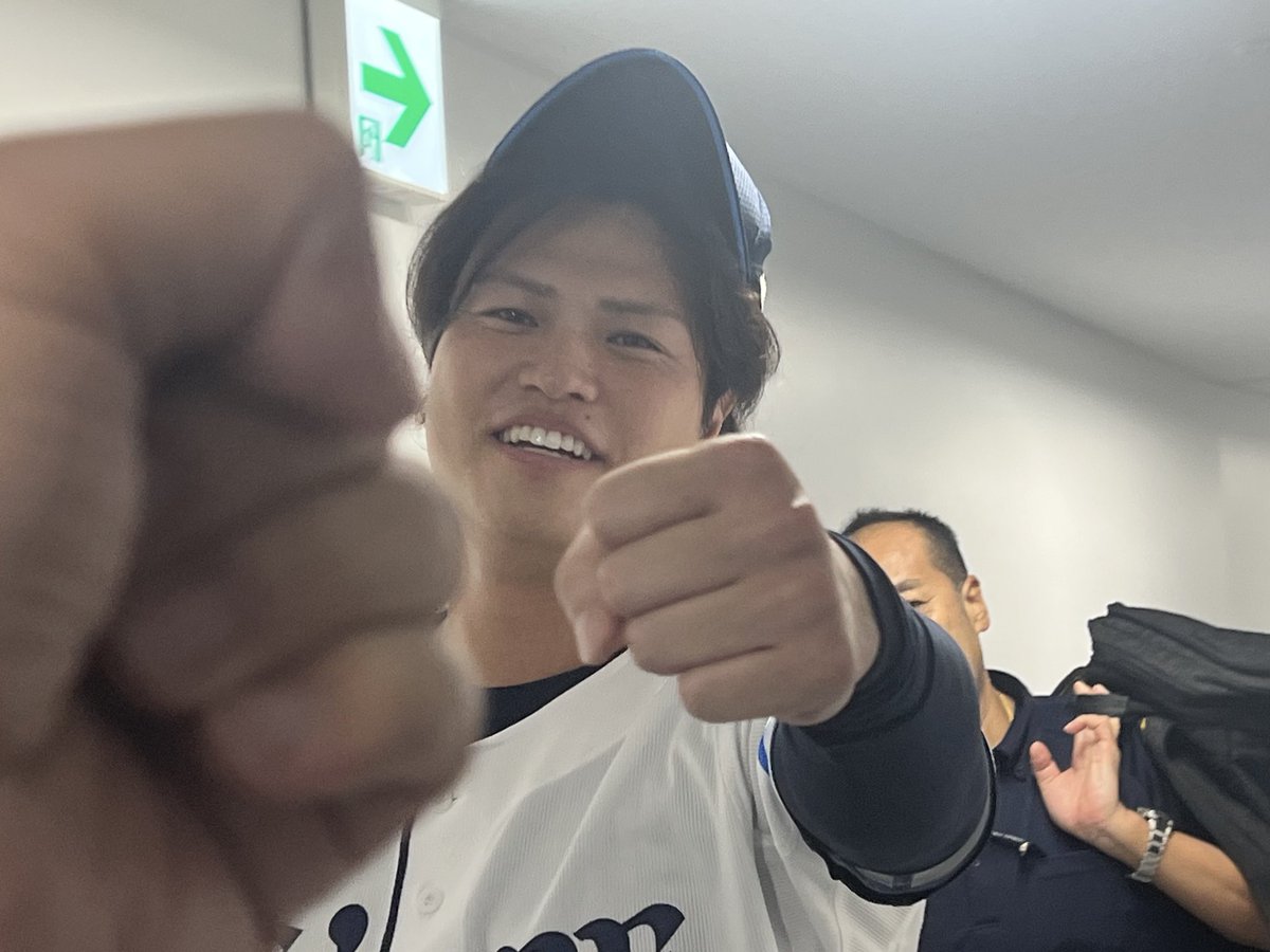 nikkan_kanekosl's tweet photo. 監督の在室を確認し、思い切り息を吸い込んでシャウトした直後のこの人であります。#seibulions https://t.co/O8ugEFKqfN