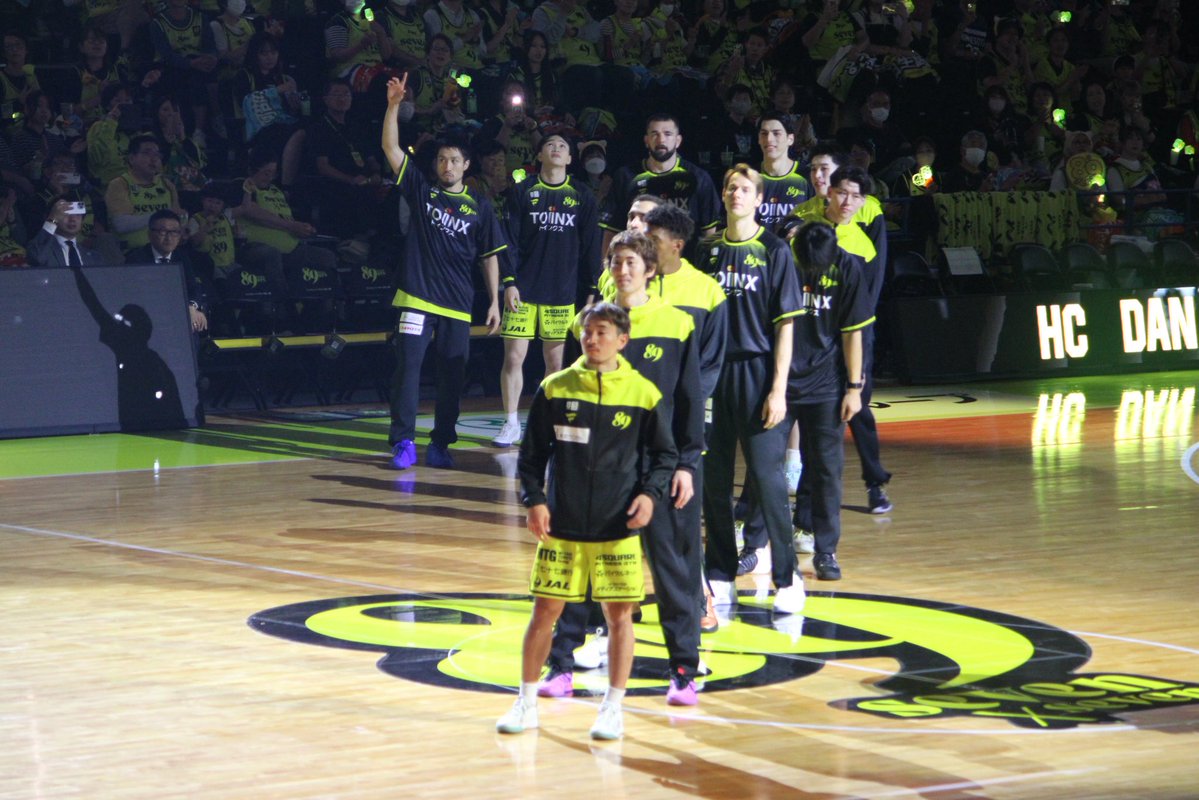 basket89ers's tweet photo. 統制のとれていないなんちゃらトレインが始まりそうな雰囲気🕺

 #89ERS https://t.co/9Hw0OSatF2