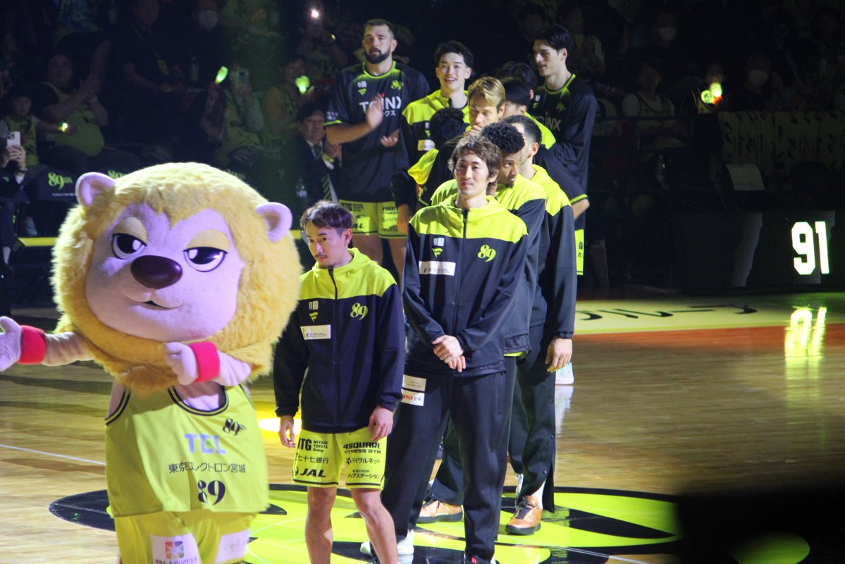 basket89ers's tweet photo. 統制のとれていないなんちゃらトレインが始まりそうな雰囲気🕺

 #89ERS https://t.co/9Hw0OSatF2